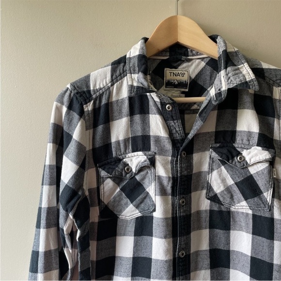 Aritzia / TNA classic fit plaid flannel shirt - Picture 3 of 11